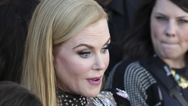 Nahaufnahme von Nicole Kidman mit blonden Haaren und dunklem Kleid.
