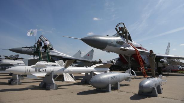 Auf einer Flugschau werden mehrere MiG-29-Kampfflugzeuge und dazugehörige Waffen ausgestellt.