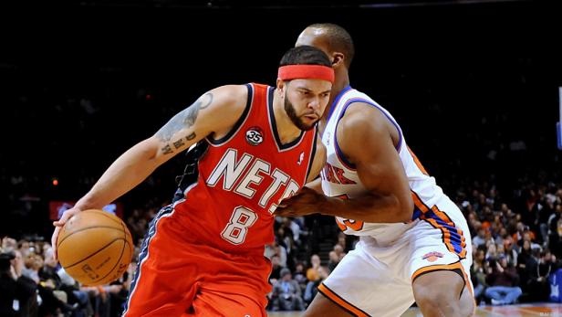 Der Basketballspieler Deron Williams im Trikot der Brooklyn Nets beim Dribbeln.