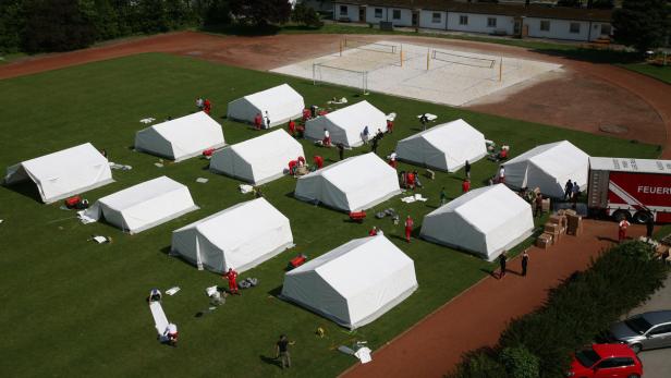 Zelte werden am Donnerstag am Sportplatz im Gelände der Landespolizeidirektion in Linz errichtet.
