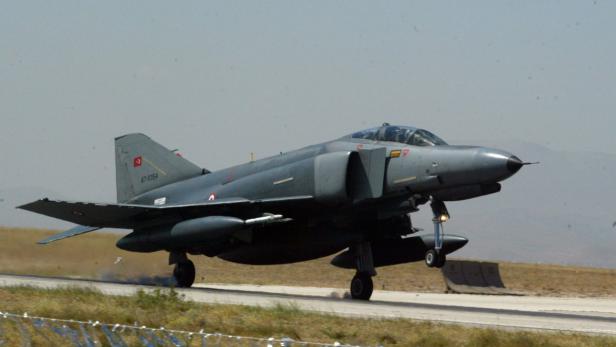 Ein grauer Kampfjet der türkischen Luftwaffe startet auf einer Landebahn.