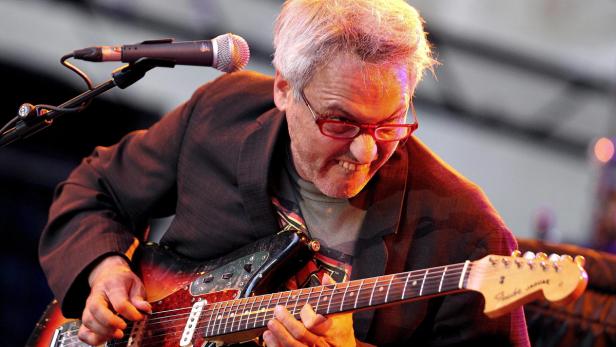 Marc Ribot kommt mit „Protest Songs“ nach Saalfelden: Ein kritischer Geist demontiert dabei mit stoischem Sprechgesang und harscher Gitarre den American Dream