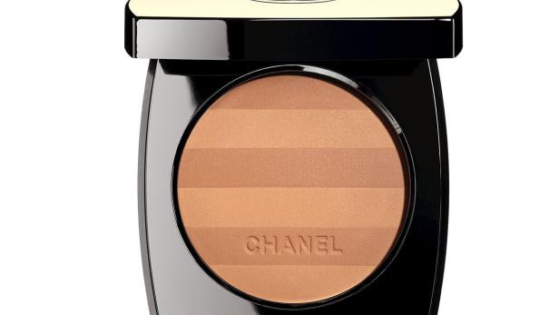 Ein offener Chanel Puder Bronzer mit verschiedenen Brauntönen.