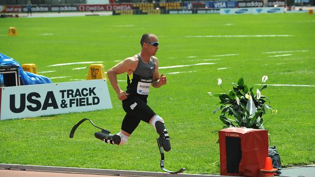 Oscar Pistorius läuft auf einer Leichtathletikbahn mit Beinprothesen.