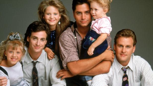 Die Besetzung der Fernsehserie „Full House“ posiert für ein Gruppenfoto.