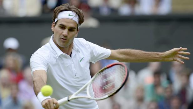 Roger Federer beim Aufschlag während eines Tennisspiels.