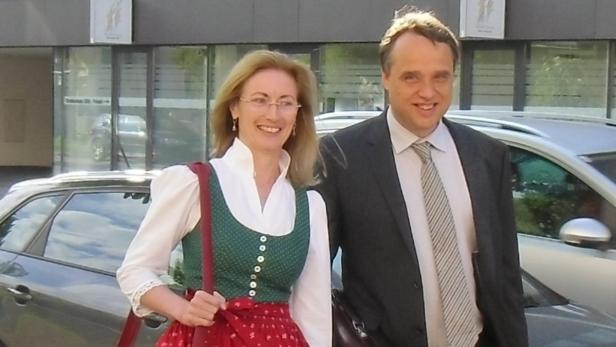 Lehrerin Johanna Forstinger mit Rechtsanwalt Heinrich Oppitz.