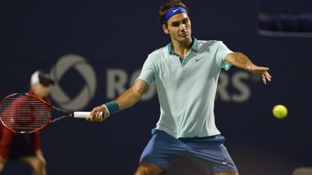 Roger Federer beim Aufschlag während eines Tennisspiels.