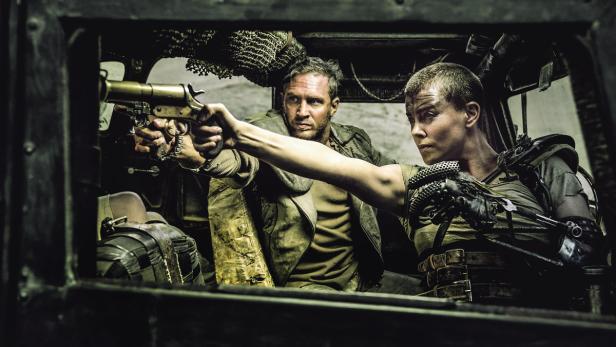 Rückkehr nach 30 Jahren: Tom Hardy als Mad Max und Charlize Theron als Furiosa in George Millers  wahnwitzigem Blockbuster-Spektakel