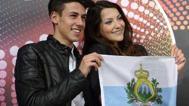 Hellauf begeistert von Wien: Michele Perniola &amp; Anita Simoncini mit der Flagge San Marinos.