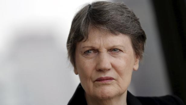 Nahaufnahme einer Frau mit kurzen grauen Haaren.