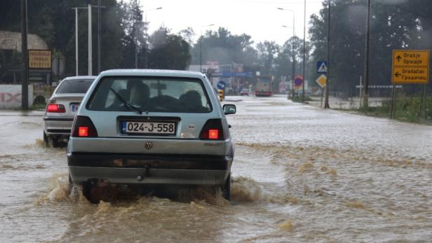 Erneut Hochwasser-Alarm: Aufgrund des Regens in den vergangenen Tagen sind wieder zahlreiche Flüsse in Bosnien über die Ufer getreten. Zudem kann der gesättigte Boden kein Wasser mehr aufnehmen.