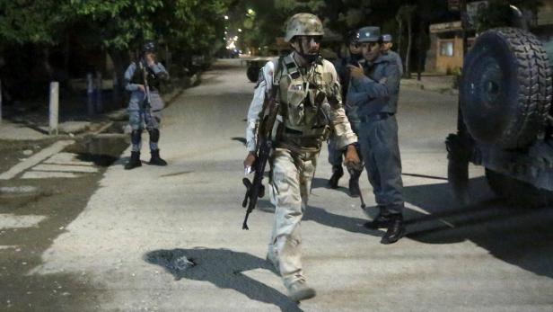 Afghanische Sicherheitskräfte sichern das Areal nach dem Attentat.