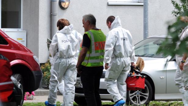 EPAepa03295089 Police officers of the forensics department walk towards a house in the Nordstadt district of Karslruhe, Germany, 04 July 2012. A hostage-taking took place during a forced eviction in the house which led to the death of five people. Police Obduktion nach Geiseldrama in Karlsruhe