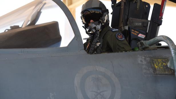 Ein Pilot sitzt im Cockpit eines Kampfjets.