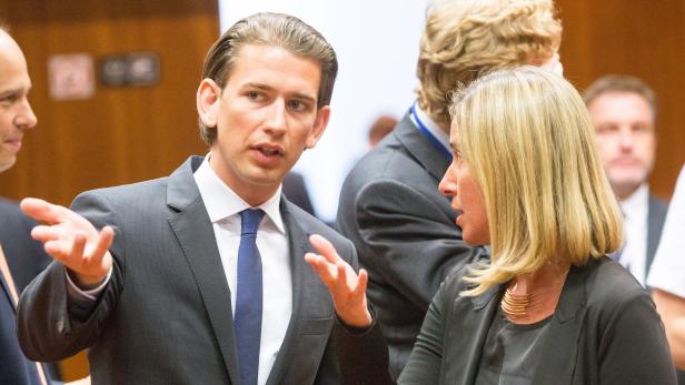 Sebastian Kurz im Gespräch mit einer Frau.