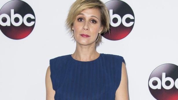 Porträt der Schauspielerin Kari Matchett vor einem ABC-Hintergrund.