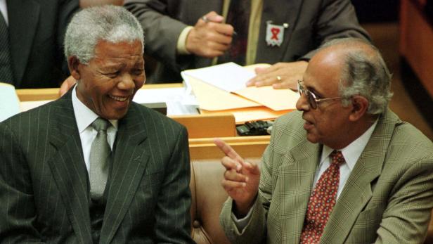 Nelson Mandela und Ahmed Kathrada (Im Jahr 1999)