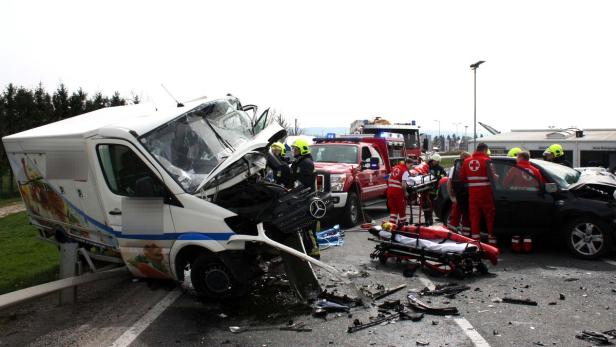 Rettungskräfte an der Unfallstelle.