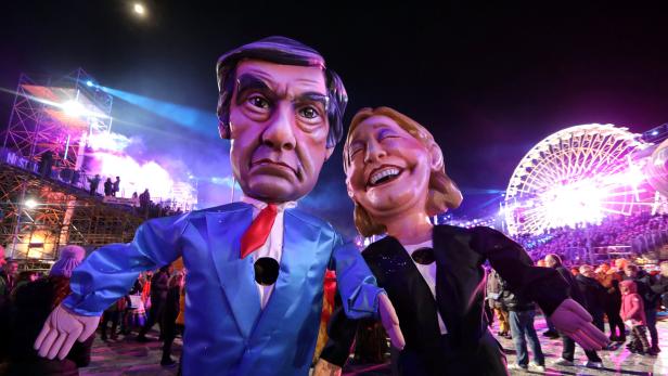 Marine Le Pen mit ihrem Kokurrenten François Fillon als Figur beim Karneval.