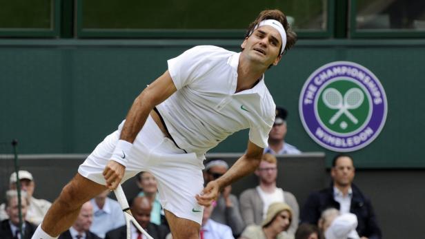 Roger Federer serviert bei einem Tennismatch in Wimbledon.