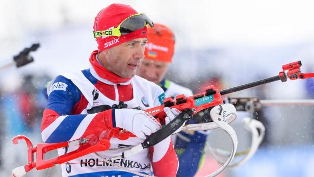 NorwayÕs Ole Einar Bjoerndalen competes in the Men 12,5 km Pursuit event at the IBU World Championships Biathlon competition in Oslo Holmenkollen, on March 6, 2016. / AFP / JONATHAN NACKSTRAND