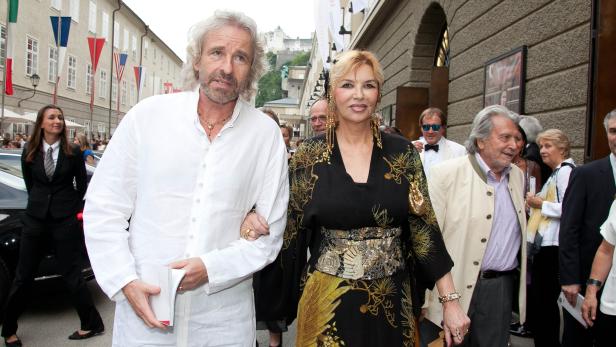 Thomas Gottschalk und seine Frau kommen bei den Salzburger Festspielen an.