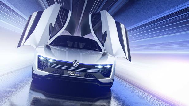 Ein weißer Volkswagen Golf GTE Sport mit geöffneten Flügeltüren.