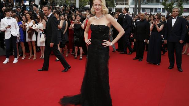Naomi Watts posiert in einem schwarzen Kleid auf dem roten Teppich.