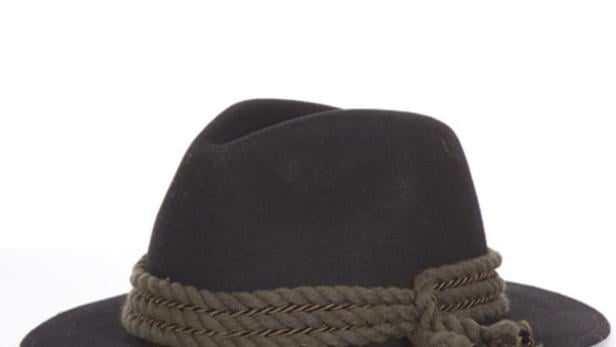 Ein schwarzer Hut mit einer grünen Kordel um die Krone.