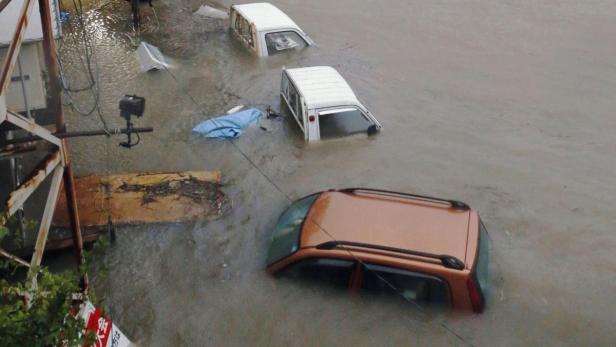 Mehrere Autos stehen im Hochwasser.