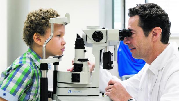 Augenarzt Amon untersucht Tylers Augen mit dem Spaltlampen-Mikroskop: „Einfache Korrektur durch Tausch der Linse“, sagt der Professor.
