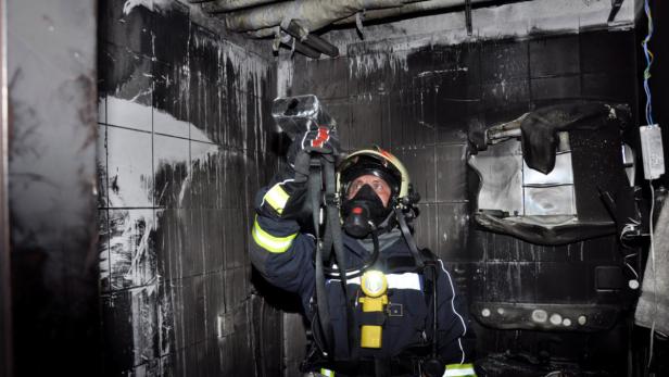 Ein Feuerwehrmann in der ausgebrannten Wohnung der Pensionistin in Plesching.