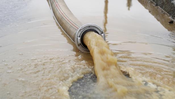 Ein Schlauch leitet schmutziges Wasser ab.