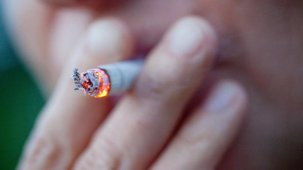 Mehr als die Hälfte der Menschen, die eine Zigarette probieren, rauchen weiter