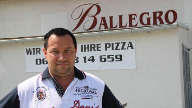 Ein Mann steht vor dem Restaurant „Ballegro Pizza“.