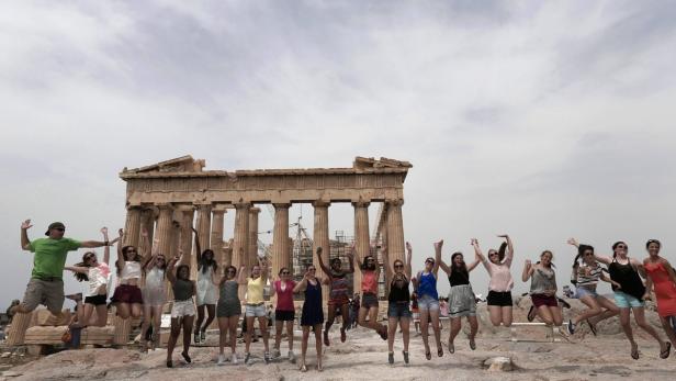 Gern gesehen: Touristen im wirtschaftlich schwächelnden Griechenland. Heuer werden bis zu 25 Million Gäste erwartet – ein Rekord. Im Vorjahr trug der Tourismus mit 16,4 Prozent zur Wirtschaftsleistung bei.