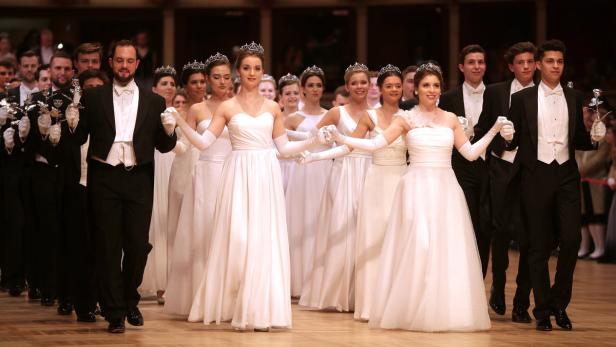 Die künstlerische Eröffnung des Balls startete mit der obligaten Fanfare von Karl Rosner, gefolgt mit der Bundes- und Europahymne. Das Jungdamen und Jungherren-Komitee zog zur &quot;Polonaise&quot; aus der Oper &quot;Eugen Onegin&quot; von Pjotr Iljitsch Tschaikowski ein.