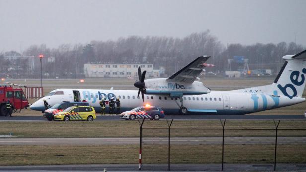 Der Flieger der FlyBe-Airlines in Schiphol nach der Bruchlandung.
