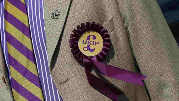 Nahaufnahme eines Anzugs mit UKIP-Anstecknadel und -Schleife.