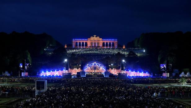 „Musik ist Magie. Denn was passiert in dem Moment, wenn Musik erklingt? Menschen halten inne, sie stehen still und brauchen für Verständigung keine Worte mehr.“ Mit diesen Worten eröffnete Philharmoniker-Chef Andreas Großbauer das zwölfte Sommernachtskonzert im Schlosspark Schönbrunn.