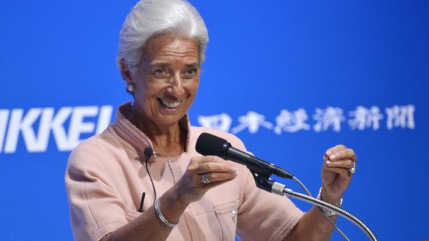 Christine Lagarde spricht bei einer Veranstaltung vor blauem Hintergrund.