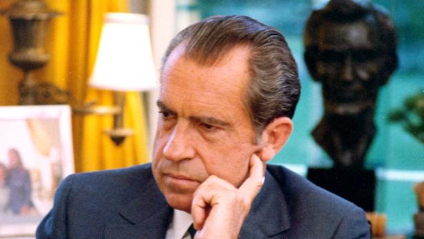 Ein Porträt von Richard Nixon mit einer Lincoln-Büste im Hintergrund.