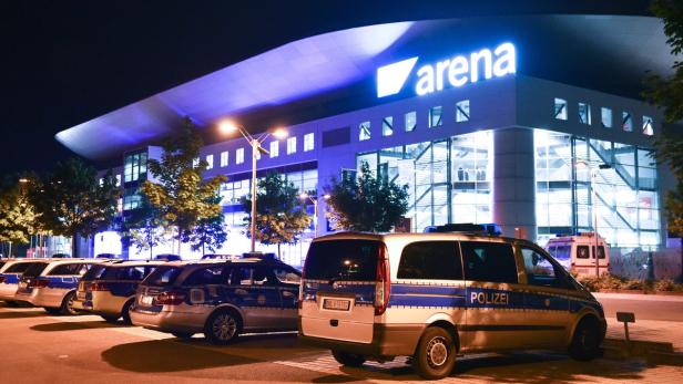 Polizei vor der SAP-Arena in Mannheim.