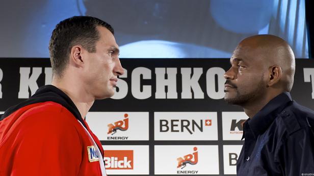 Wladimir Klitschko und Samuel Peter stehen sich bei einer Pressekonferenz gegenüber.