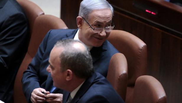 Benjamin Netanjahu sitzt in einem braunen Ledersessel.