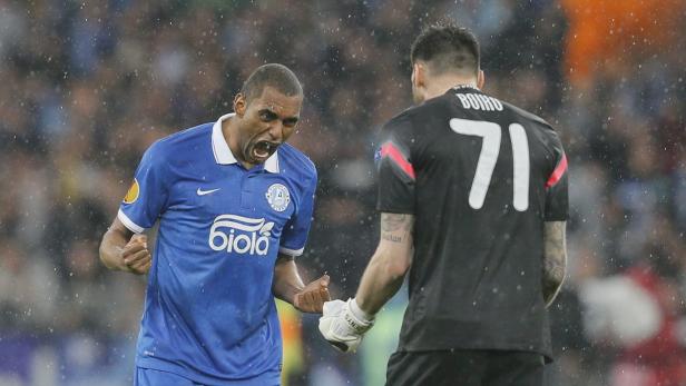 Ein Fußballspieler jubelt, während ein Torwart mit der Nummer 71 daneben steht.
