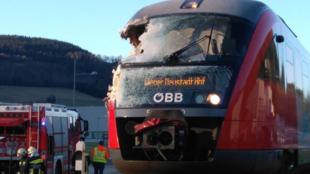 NÖ: Zug mit Sattelschlepper kollidiert