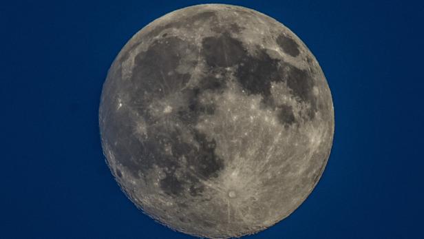 Der Vollmond vor einem tiefblauen Himmel.