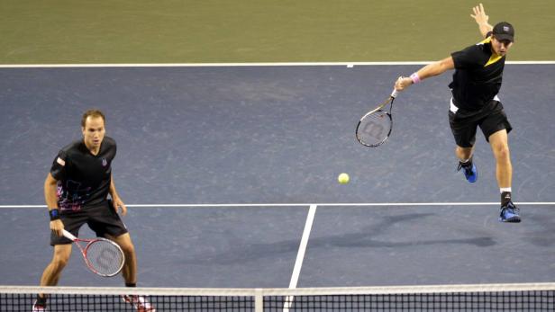 JAPAN TENNIS RAKUTEN OPEN Zwei Tennisspieler auf einem blauen Platz während eines Matches.